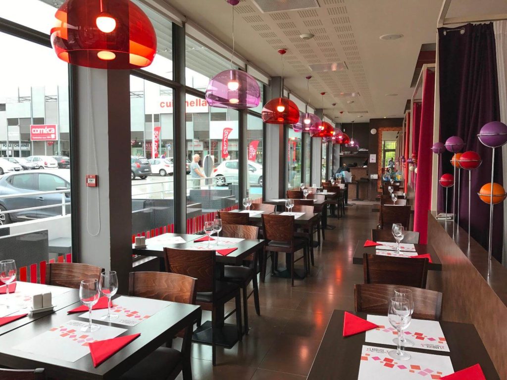 Salle intérieure de l'Ardoise des saveurs, restaurant traditionnel français à La Roche sur Yon